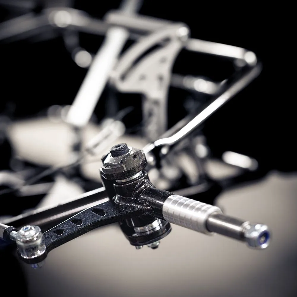 Detail der Vorderachse mit Einstellelementen am Mach1 Ares