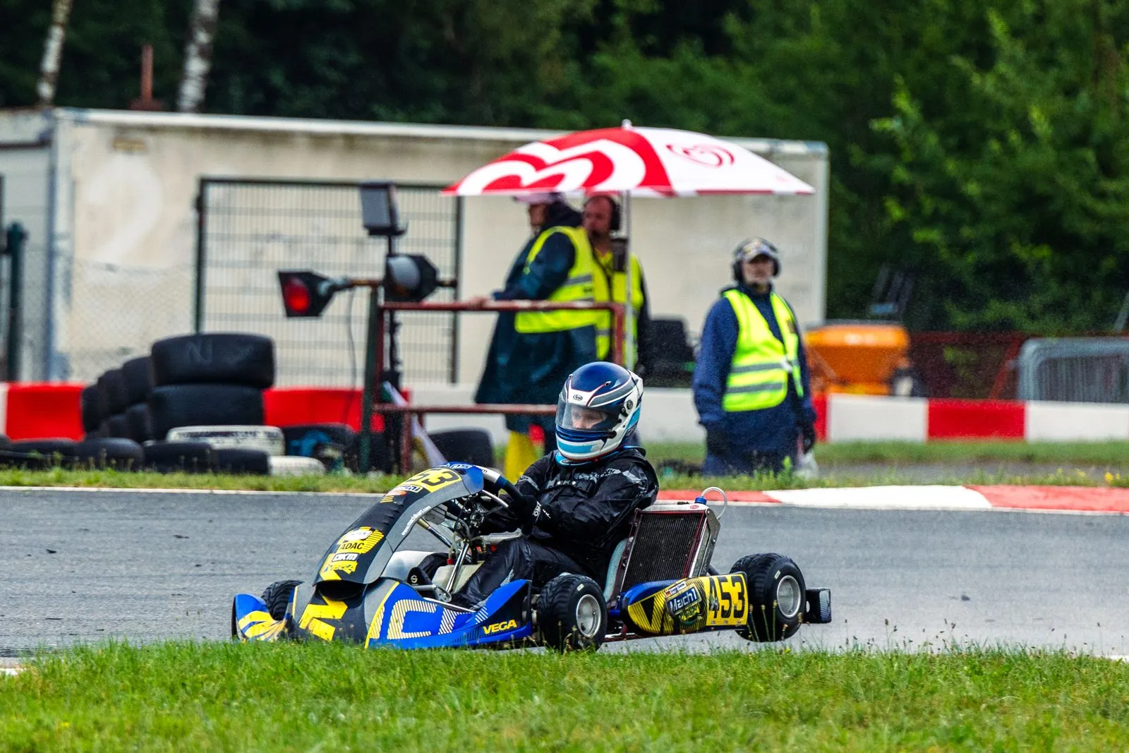 Mach1 Rennkart in der Kurve vor Streckenposten in Ampfing