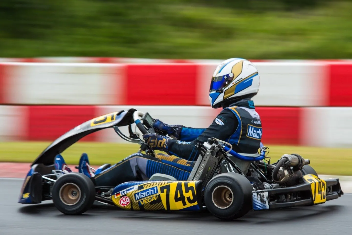 Mach1 Rennkart im Seitenprofil, Hintergrund bewegungsunscharf