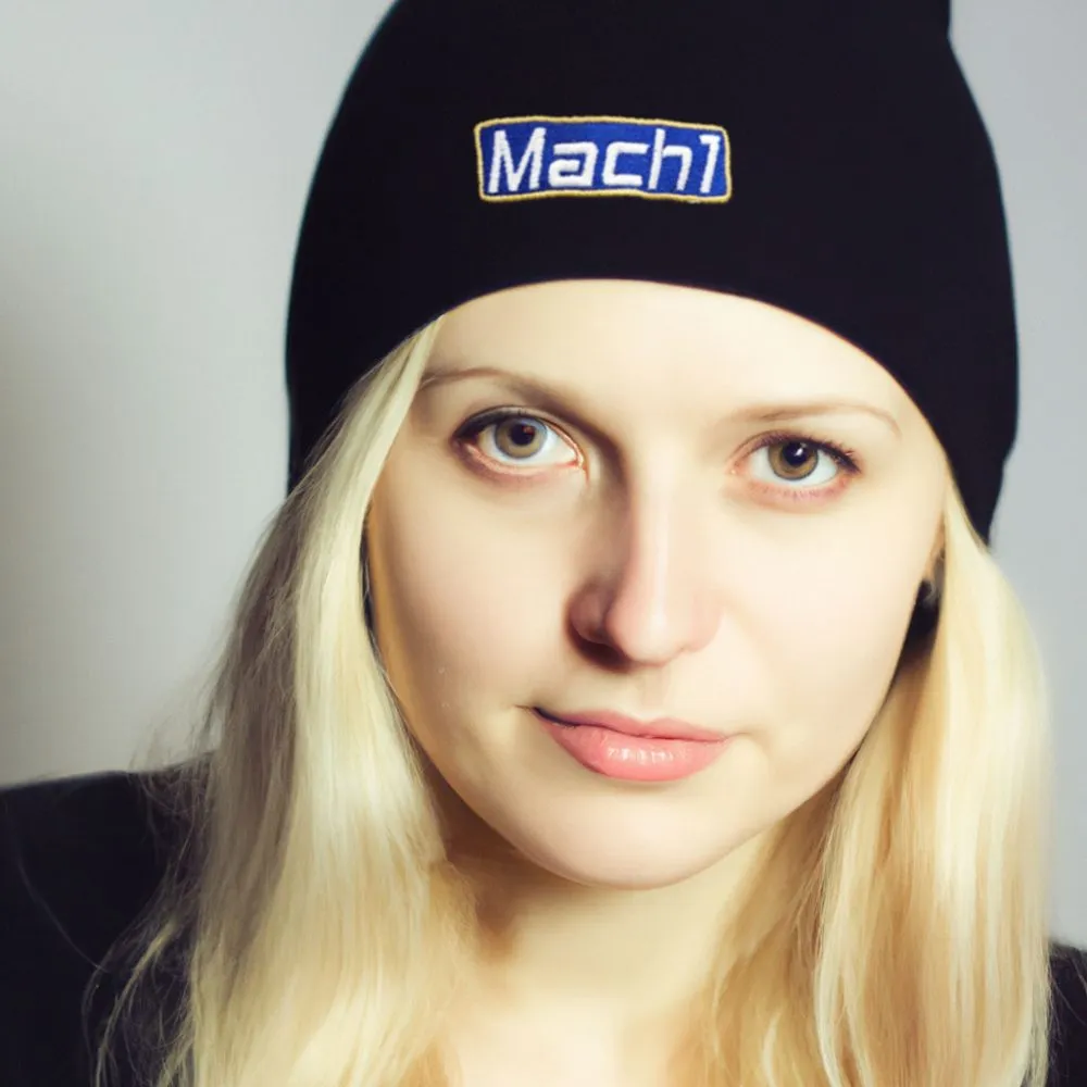 Frau mit dunkler Mach1 Wollmütze