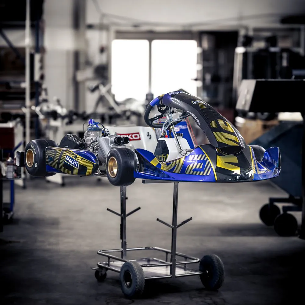 Mach1 Zelos Rennkart von vorn mit blau-goldener Verkleidung