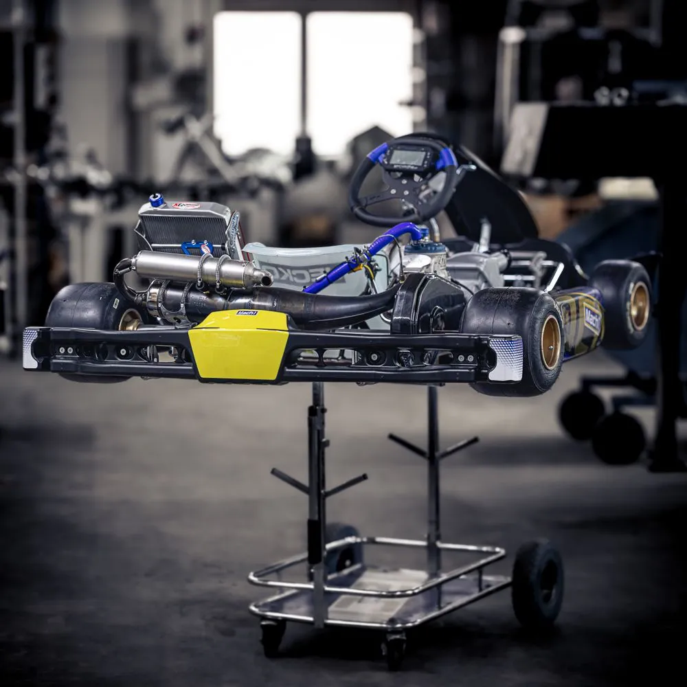 Mach1 Zelos Rennkart von oben mit Auspuff und Motor