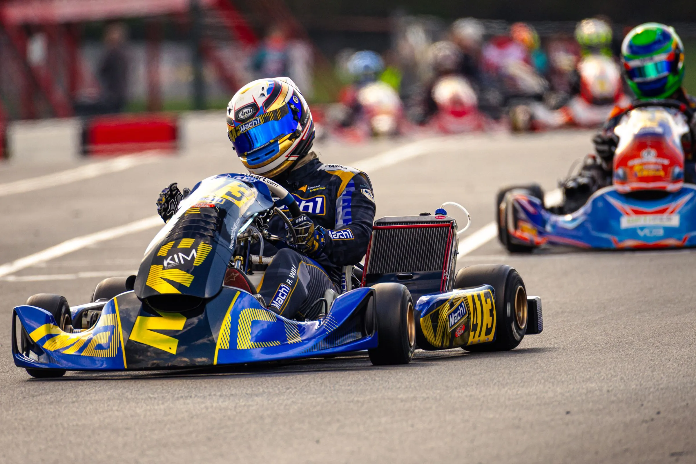 Mach1-Rennkart mit Fahrer in der Kurve