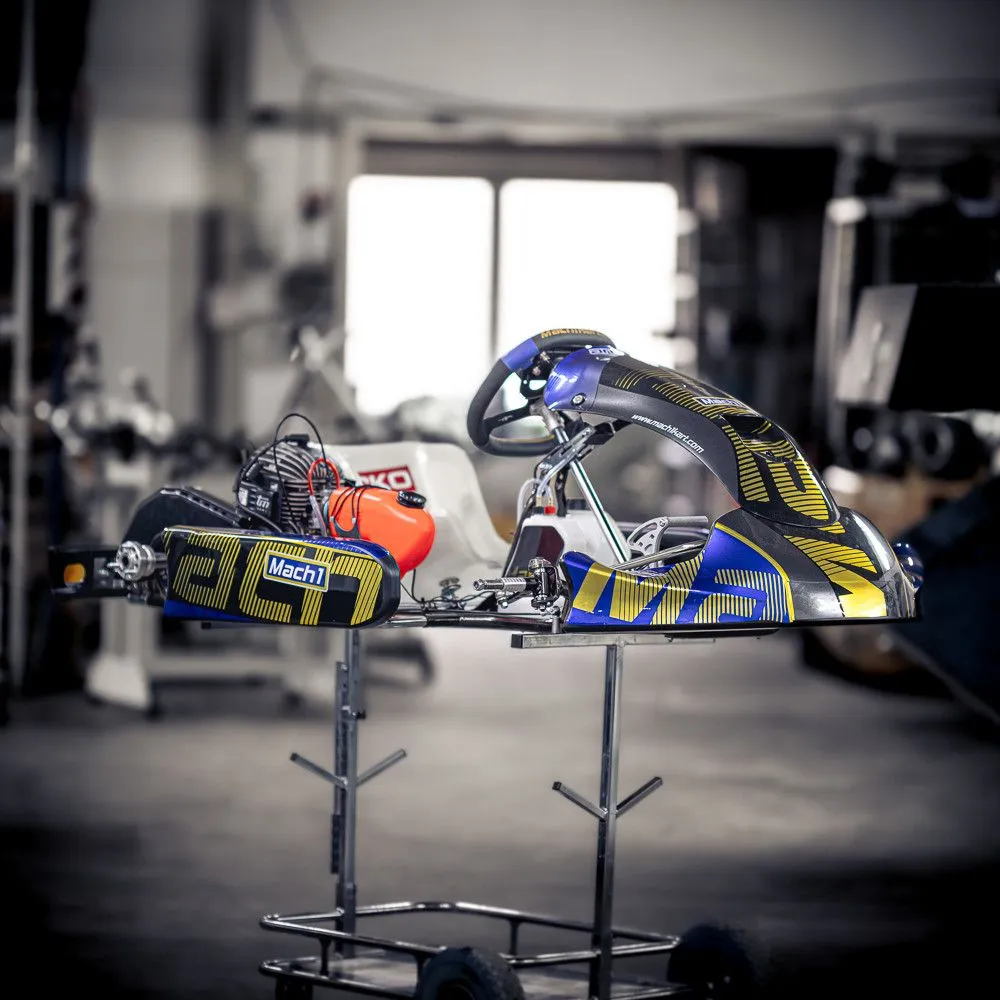 Mach1 Ares Mini-Kart auf dem Montageständer in der Werkstatt