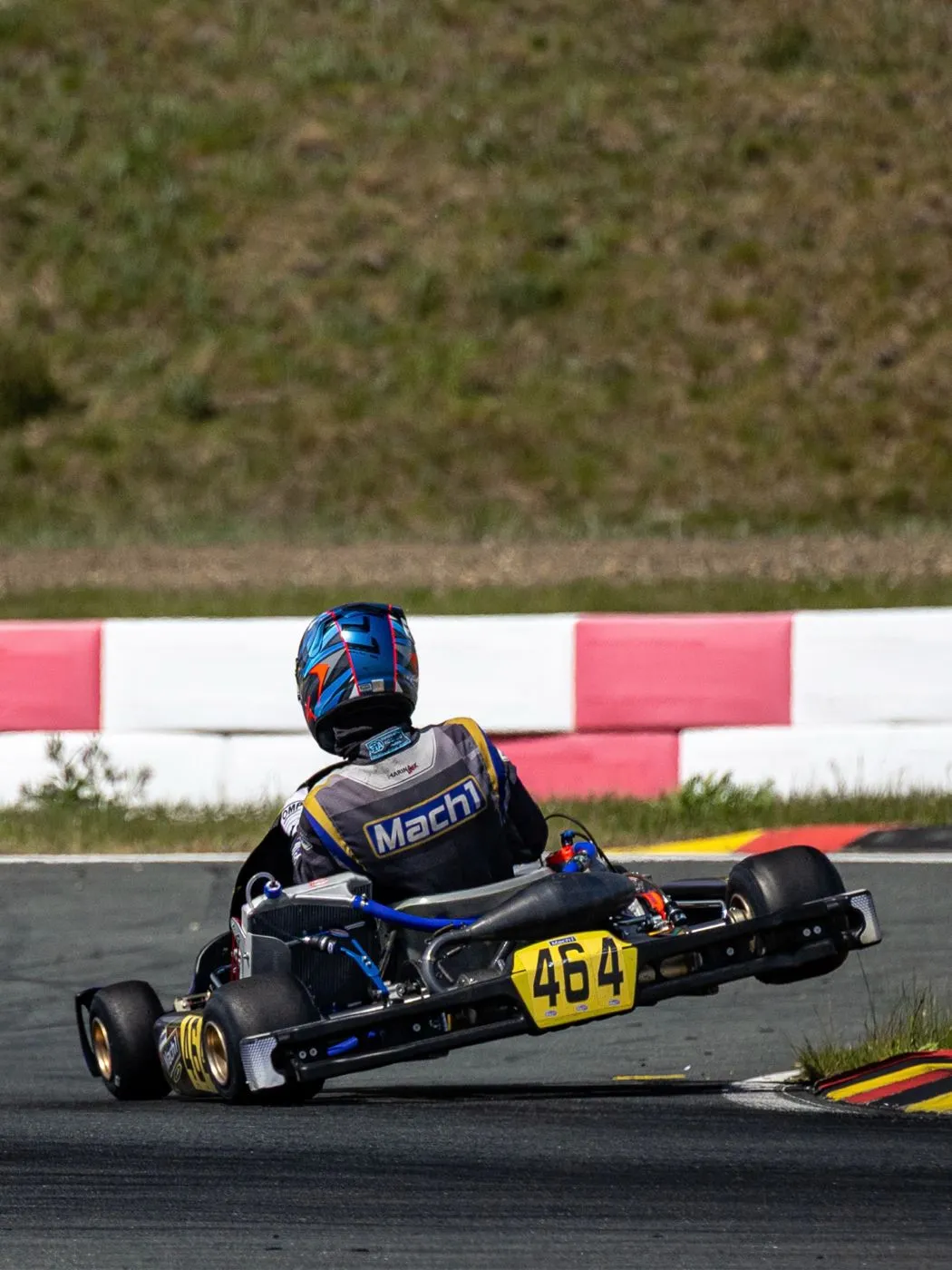 Mach1 Rennkart mit der Nummer 464 fährt über den Randstein