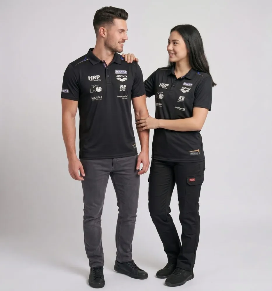 Mach1 Teamwear Polo, getragen von einem Mann und einer Frau