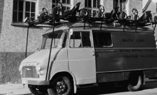 Der Renndienstbus mit Karts auf dem Dach