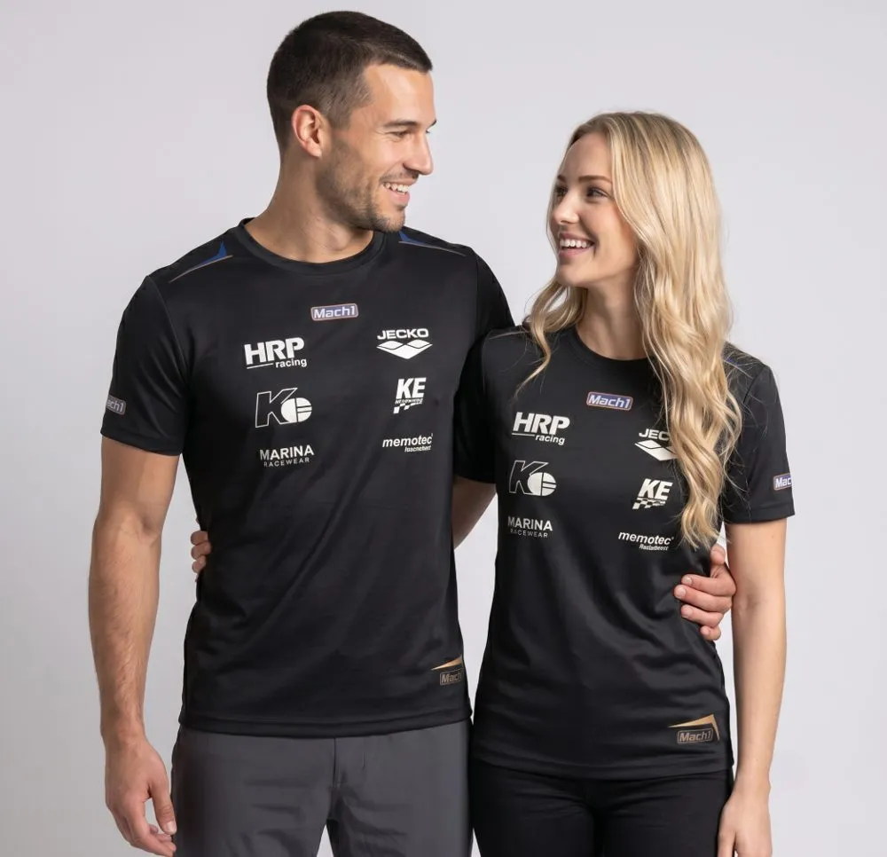Mach1 Teamwear T-Shirt, getragen von einem Mann und einer Frau
