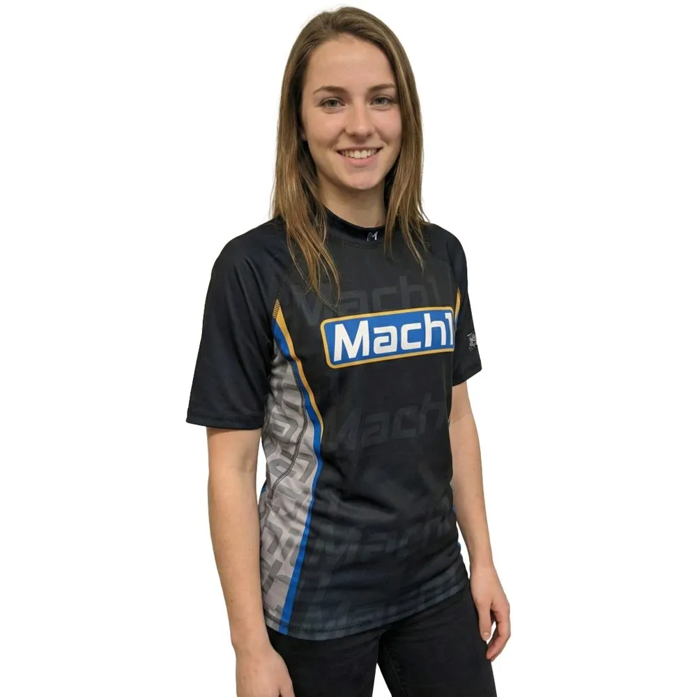 Junge Fahrerin im Mach1 Tech-Cool Kurzarm-Undershirt mit Mach1-Logo