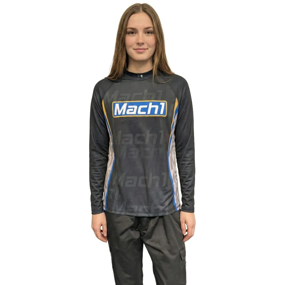 Junge Fahrerin im Mach1 Tech-Cool Langarm-Undershirt mit Mach1-Logo